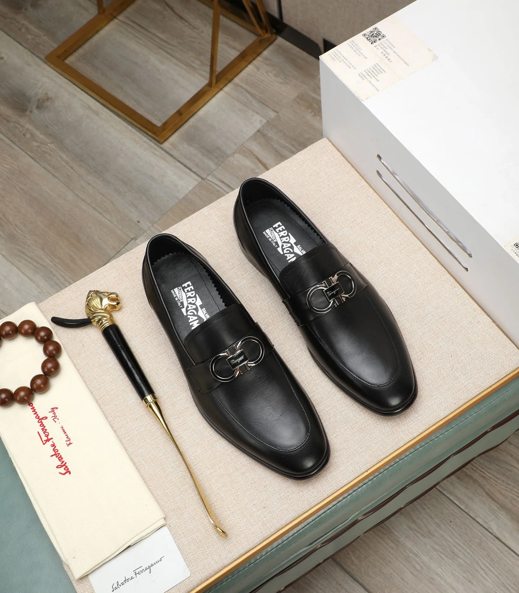 Men's shoes 💰540📛📛(water-dyed cowhide) Salvatore Ferragamo high-end (Salvatore Ferragamo) is the world's top luxury footwear brand. It comes from the fashion kingdom of Italy and is famous all over the world for its traditional handmade design and novel styles...🚶🏻🚶🏻New suit shoes are available simultaneously at the counter. This model is purely handmade. The fabric is imported from Italy's original first-layer cowhide. Soft water-dyed cowhide lining. Original authentic outsole🌀🌀Size: 38➖44 (45 customized)